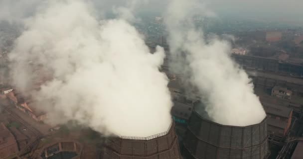 Vista aérea. Emissão para a atmosfera de tubos industriais. Tubos Smokestack disparados com drone. — Vídeo de Stock