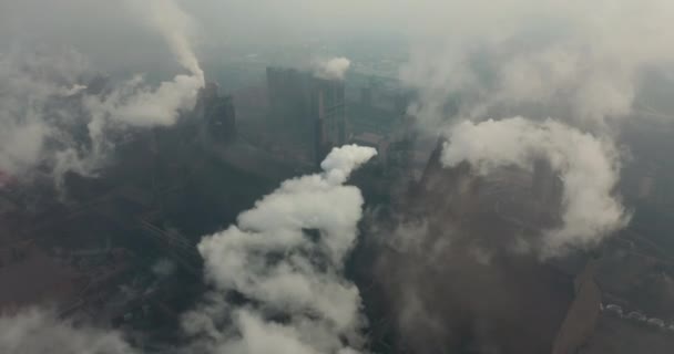 Blick von oben auf das Hüttenwerk. Rauch quillt aus Fabrikrohren. Ökologie. — Stockvideo