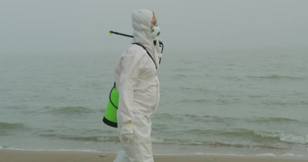 Onderzoeker in beschermende overall en masker lopen in radioactief gebied. — Stockvideo