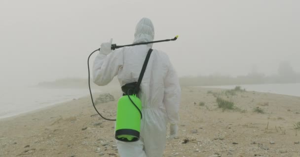 Viroloog desinfecteert oppervlak van bacteriën en ziekten, coronaviruspreventie, epidemie, VS, Italië. Het concept van de Apocalyps, het leven na een epidemie. — Stockvideo