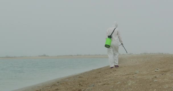 Virologista desinfecta a superfície de bactérias e doenças, prevenção de coronavírus, epidemia, EUA, Itália. O conceito do apocalipse, vida após uma epidemia . — Vídeo de Stock