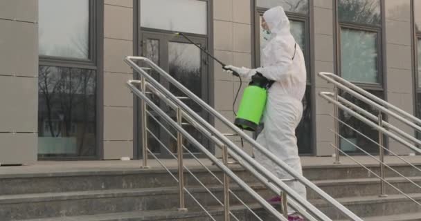 Chemische desinfectie op het oppervlak tegen het coronavirus. Sanitaire maatregelen op openbare plaatsen tijdens quarantaine. — Stockvideo