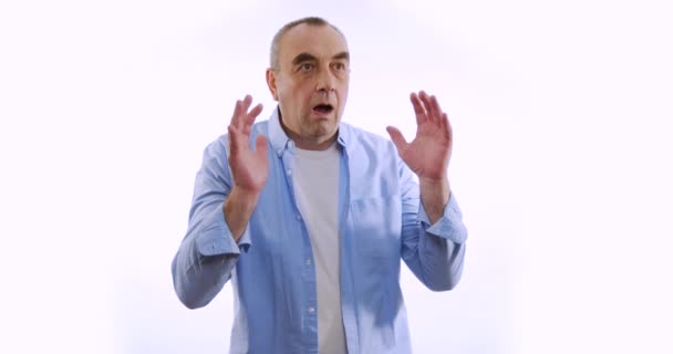 Portret van oude man geschokt, man bang, schreeuwend van angst gebaar over witte achtergrond close-up. Concept van emoties. — Stockvideo