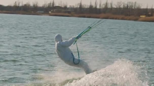 Uomo che indossa attrezzature mediche di protezione personaleAquilone Surf In Ocean, Estremo sport estivo al rallentatore. Scoperta epidemia di virus . — Video Stock