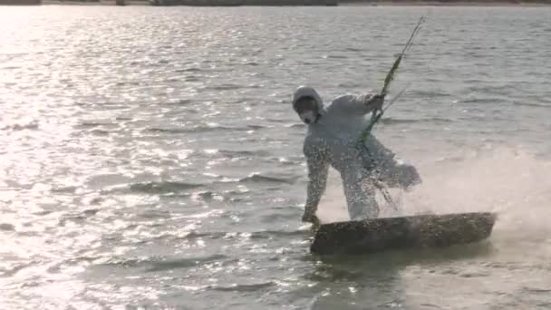 Homem vestindo equipamento médico de proteção pessoalKite Surfing In Ocean, esporte de verão extremo em câmera lenta. Erupção epidémica do vírus . — Vídeo de Stock