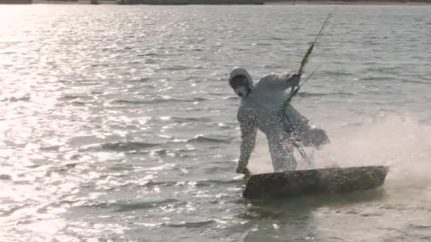 Man met medische persoonlijke beschermingKitesurfen In Ocean, Extreme zomersport in slow motion. Uitbraak van virusepidemieën. — Stockvideo