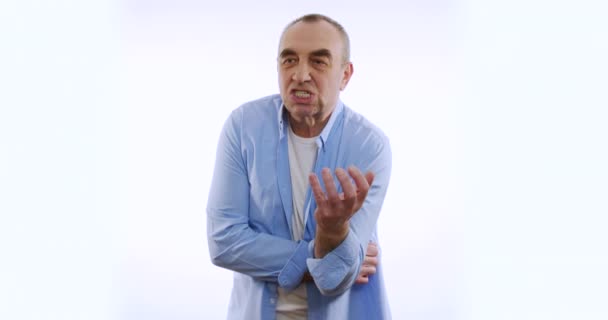 Geschokt oude expressieve man wordt boos geïsoleerd op witte achtergrond. — Stockvideo