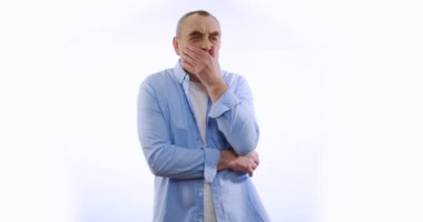 Güçlü diş ağrısı olan yaşlı bir adam, beyaz bir geçmişi var. Sağlık ve dişçilik kavramı.