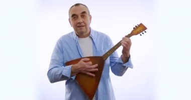 Balalayka çalan adam. Beyazda izole edilmiş.