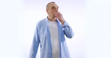 Olgun adam güzel kokuyu keşfeder..