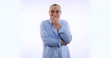 Kafkasyalı erkek, yavaş çekimde beyaz arka planda mahcup olur..