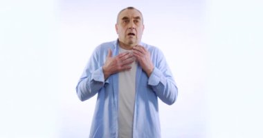 Yaşlı adam boğuluyor ve göğüs ağrısı çekiyor. Beyazda izole edilmiş.