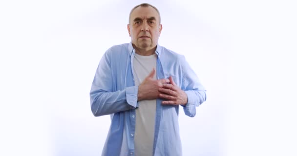 Elderly man having pain in chest, white background. — Stock Video