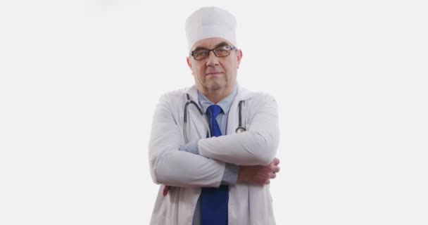 Portrét usmívajícího se doktora. Izolováno na bílém. — Stock video
