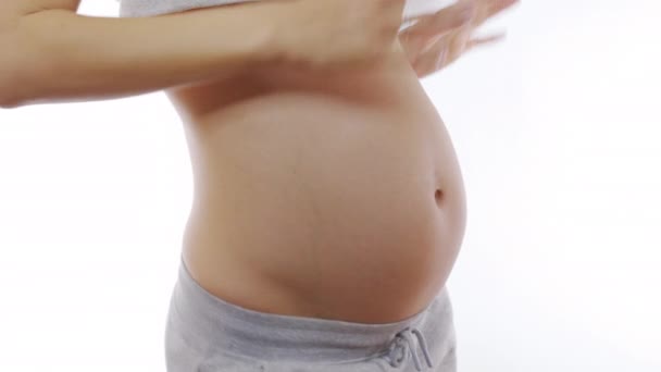 Middel av gravid kvinna dansar, isolerad på vitt, 6k. — Stockvideo