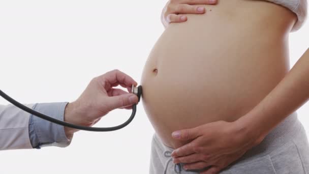 Primer plano del médico femenino que examina a la mujer embarazada con estetoscopio, 6k . — Vídeos de Stock