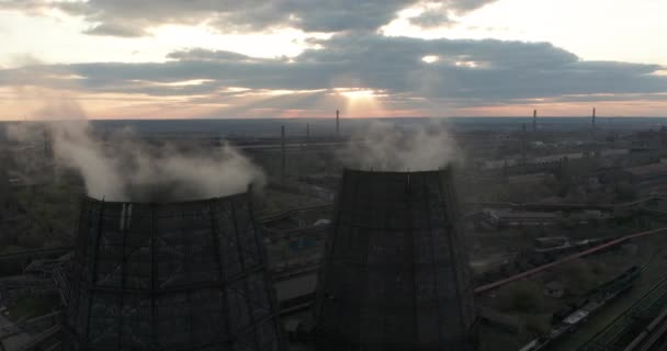 Antenowe. Dymu i pary z przemysłowym elektrowni. Zanieczyszczenia, zanieczyszczenia, globalne ocieplenie, koncepcja. — Wideo stockowe