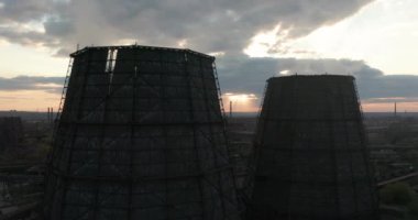 Hava. Endüstriyel güç bitki buhar ve duman. Kirlilik, çevre kirliliği, küresel ısınma konsepti.