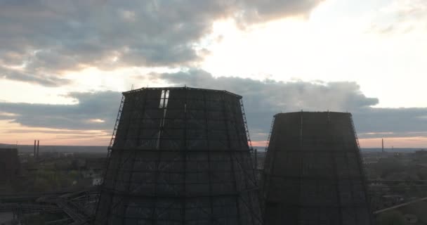 Luchtfoto. Rook en stoom uit industriële elektriciteitscentrale. Verontreiniging, vervuiling, opwarming van de aarde van concept. — Stockvideo