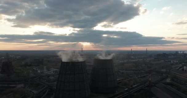Antenn. Rök och ånga från industriella kraftverket. Nedsmittning, förorening, global uppvärmning koncept. — Stockvideo