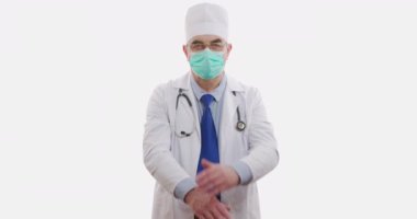 Hastanede dur işareti gösteren bir doktor ya da sağlık görevlisi. Beyazda izole edilmiş.