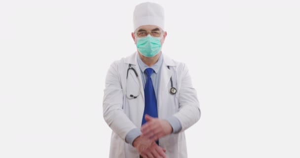 Hastanede dur işareti gösteren bir doktor ya da sağlık görevlisi. Beyazda izole edilmiş. — Stok video