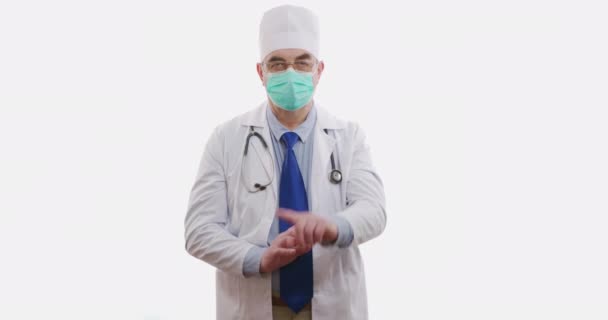 Pracownik medyczny lub lekarz wykazujący znak stopu w szpitalu. Odizolowane na biało. — Wideo stockowe
