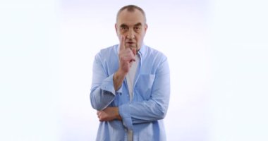 Yaşlı adam parmaklarıyla işaret ederek şablon gösteriyor, iş önerisi, teklif. Beyazda izole edilmiş, yakın plan.