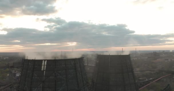 Antenne. Rauch und Dampf aus Industriekraftwerken. Umweltverschmutzung, globale Erwärmung. — Stockvideo