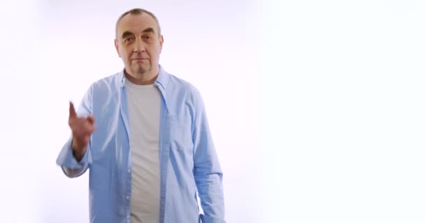 Retrato del hombre, indica los brazos en el espacio vacío a su lado. Feliz hombre sonriente presentando y mostrando algo aislado sobre fondo blanco . — Vídeos de Stock