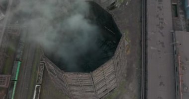 Hava. Endüstriyel güç bitki buhar ve duman. Kirlilik, çevre kirliliği, küresel ısınma konsepti.