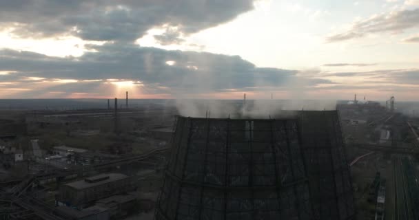 Antenne. Rauch und Dampf aus Industriekraftwerken. Umweltverschmutzung, globale Erwärmung. — Stockvideo