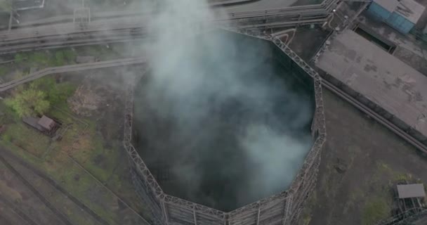 Antény. Kouř a pára z průmyslových elektrárny. Zamoření, znečištění, globální oteplování koncept. — Stock video