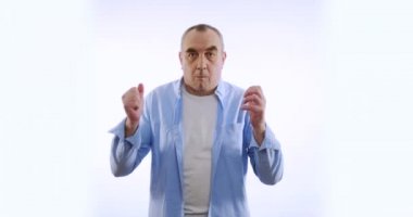 Beyaz arka planda nefesini tutan adam, portreyi yakından çek..