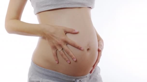 Midsection de la mujer embarazada bailando, aislado en blanco, 6k .. — Vídeo de stock