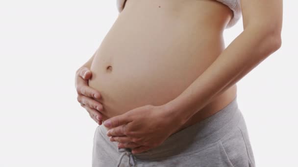 Kobieta z miłością głaskająca duży brzuch prenatalny, delikatnie dotykająca żołądka. Czekam na narodziny noworodka, szczęśliwej mamy. Zwolnij, zbliżenie, 6k. — Wideo stockowe