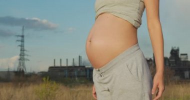 Hamile bir kız. Borular Kirlilik Atmosferi. Çevre ve havanın küresel kirliliği kavramı, gelecek nesil tehlikede..