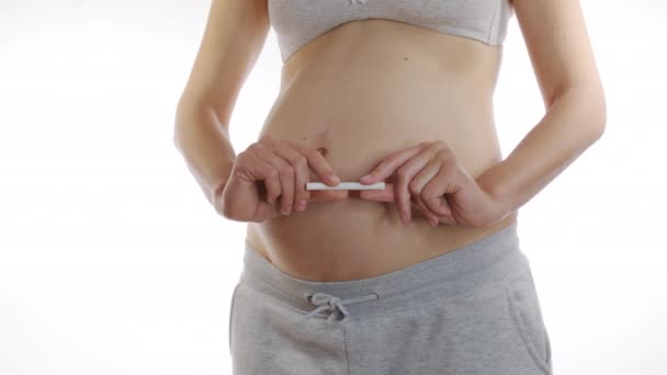 Mulher grávida quebra um cigarro. O conceito de um estilo de vida saudável e a saúde do feto. Fechar, 6K . — Vídeo de Stock