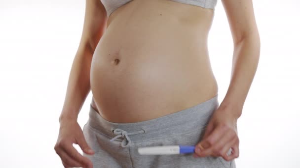 Šťastná žena ukazuje výsledky těhotenských testů. Zavřít, 6k. — Stock video