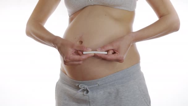 Беременная женщина ломает сигарету. Концепция здорового образа жизни и здоровья будущего ребенка. Крупный план, 6k . — стоковое видео