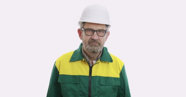 Portret van een oude man in pak en helm Geïsoleerd over een witte achtergrond, menselijke emoties en gezichtsuitdrukkingen. — Stockvideo
