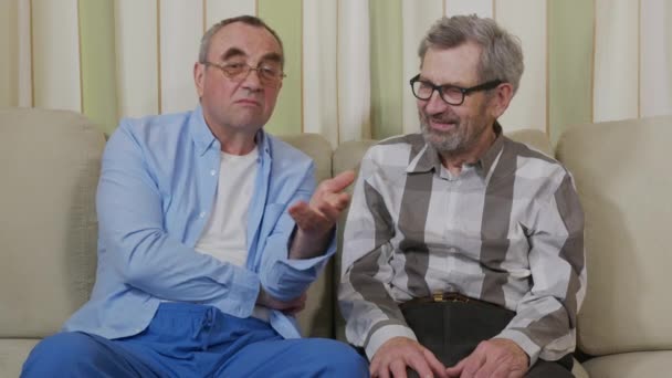 Щасливі літні пенсіонери спілкуються в будинку престарілих . — стокове відео