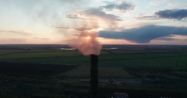 Flygfoto. Fabrikens industriella bakgrund. Begreppet global uppvärmning. — Stockvideo