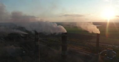 Hava görüntüsü. Gri dumanlı baca kirliliği boruları. Çevre kirliliği kavramı Dünya gezegeni için tehlike.
