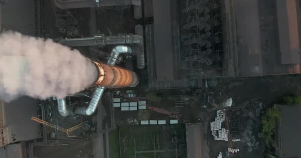 Letecký pohled. Znečišťovací potrubí s šedým kouřem. Nebezpečí znečištění životního prostředí pro planetu Zemi. — Stock video