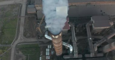 Hava görüntüsü. Gri dumanlı baca kirliliği boruları. Çevre kirliliği kavramı Dünya gezegeni için tehlike.