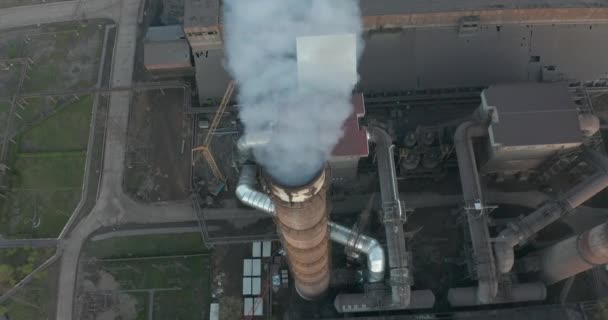 Luchtfoto 's. Schoorsteen vervuilingsbuizen met grijze rook. Milieuvervuilingsconcept gevaar voor planeet aarde. — Stockvideo