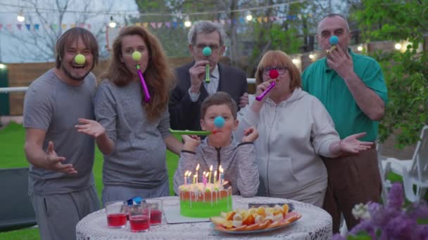 Menino feliz comemorando seu aniversário com a família . — Vídeo de Stock