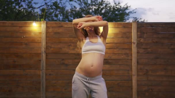 怀孕的妈妈跳舞。《怀孕和生育概念》。可爱和有趣的妈妈跳舞. — 图库视频影像