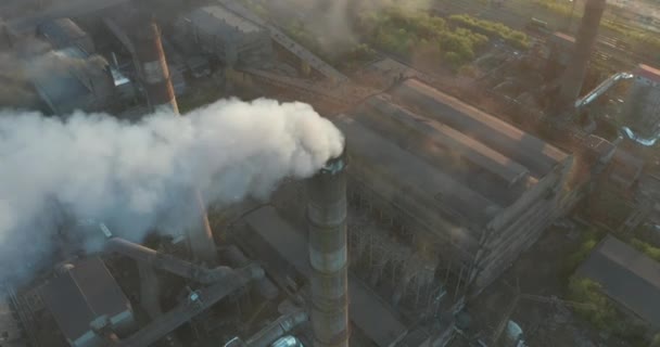 Widok z lotu ptaka. Rury od zanieczyszczeń komina z szarym dymem. Koncepcja zanieczyszczenia środowiska dla planety Ziemia. — Wideo stockowe